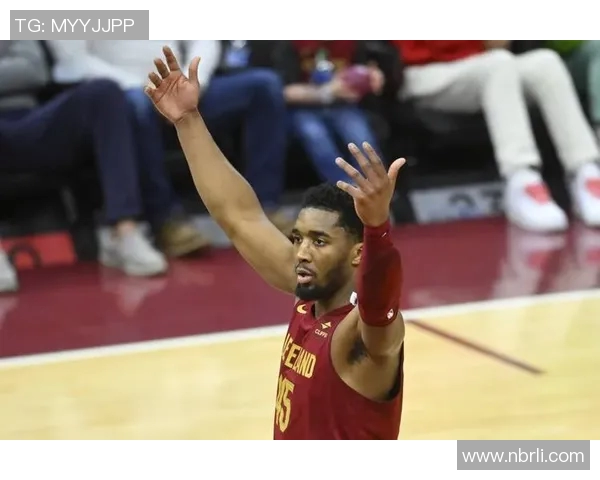 百大足球星首位名字母哥展现领袖风范与无限潜力