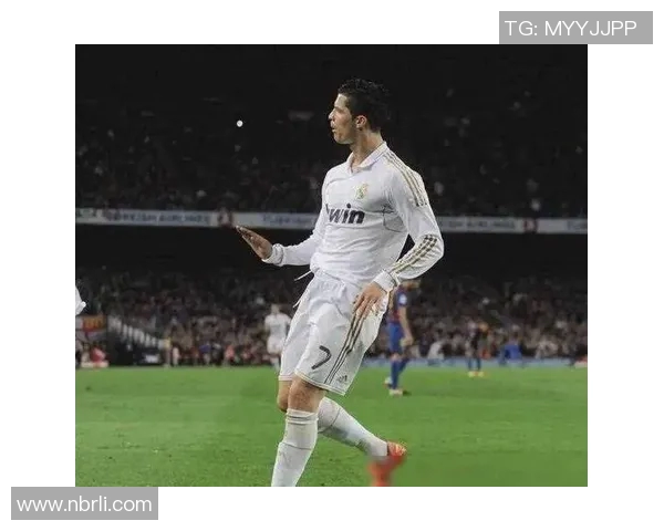 足球明星独特动作用经典瞬间诠释赛场魅力与个性风采